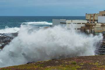 Montañas de agua en la costa de Telde (Foto Antonio Rico)